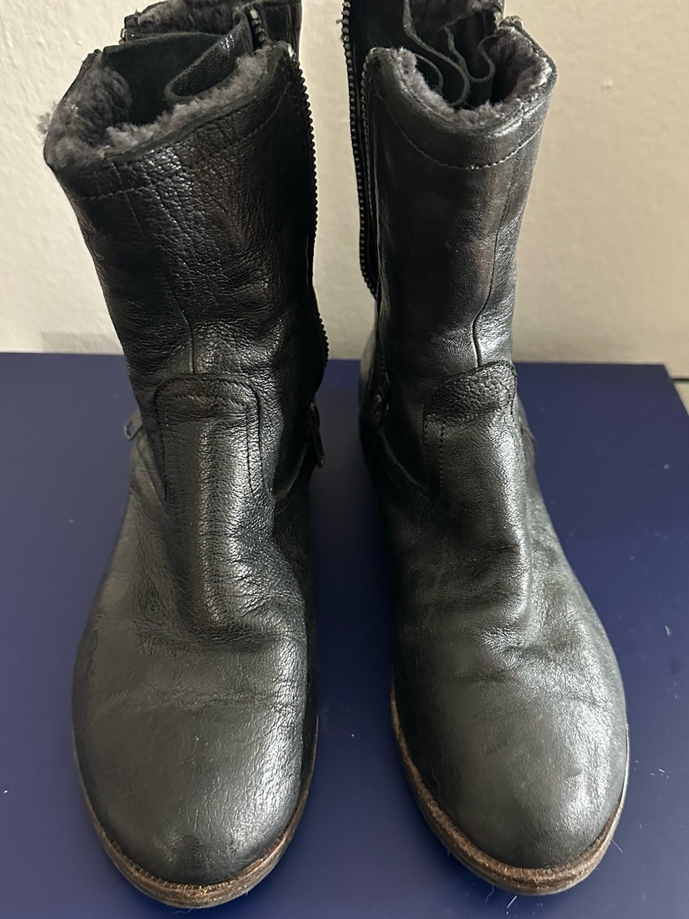 Vero Cuoio Black Leather Shearling-Lined Zip-Back Boots